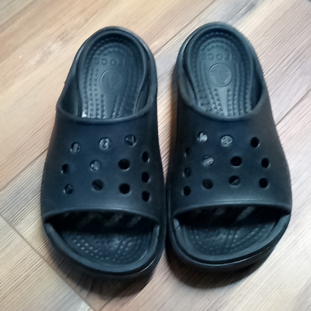 Crocs slides 7